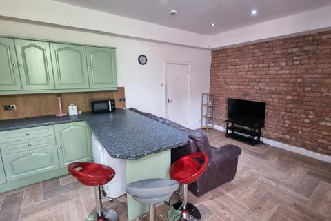 4 bedroom end of terrace house to rent, Carlton Avenue, M14 7NL