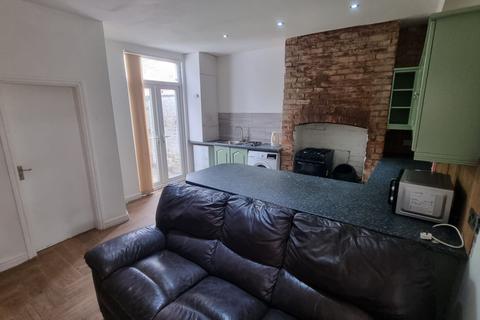 4 bedroom end of terrace house to rent, Carlton Avenue, M14 7NL