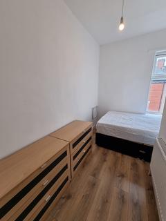 4 bedroom end of terrace house to rent, Carlton Avenue, M14 7NL