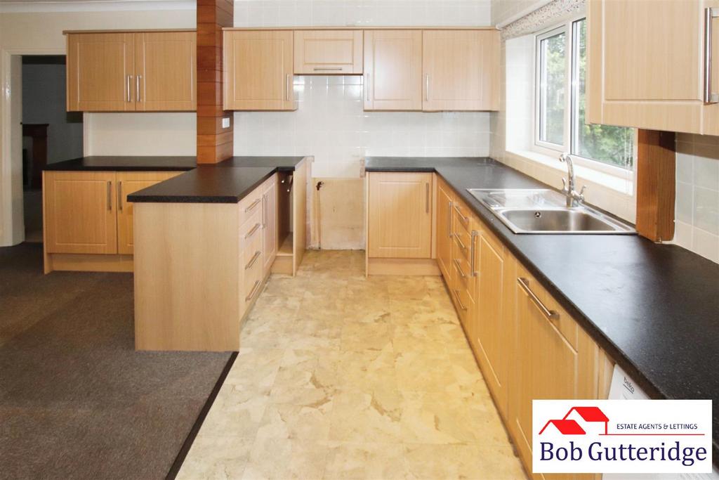 Fitted kitchen / breakfast room