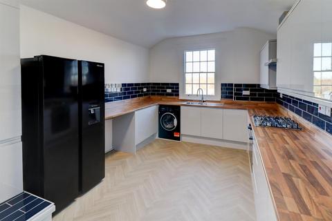 4 bedroom triplex to rent, Clarendon Square, Leamington Spa