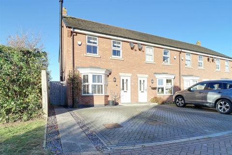 3 bedroom end of terrace house for sale, Wentworth Close, Gilberdyke