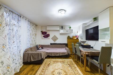 12 Pontypool Walk, Romford, RM3 8YD