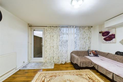 12 Pontypool Walk, Romford, RM3 8YD