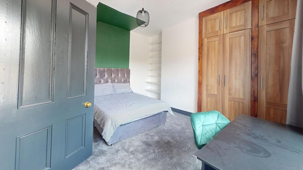 A stylish and tidy double bedroom featuring a c...