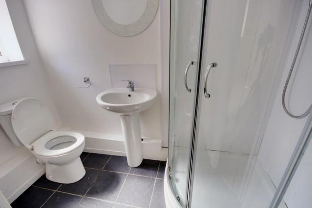 A bright and tidy bathroom featuring a modern s...