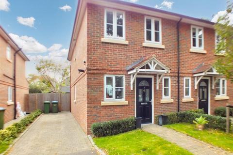 2 bedroom detached house to rent, Carlcott Close, Walton on Thames, Surrey