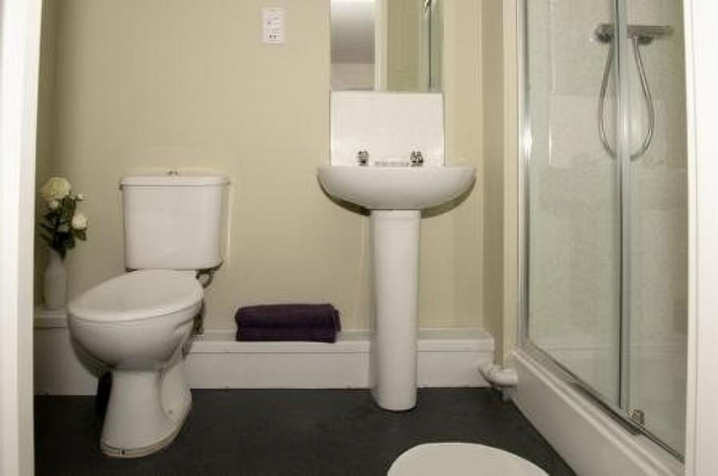 A clean and tidy bathroom featuring a modern sh...