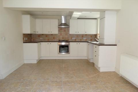 2 bedroom end of terrace house to rent, Station Road, Burgess Hill