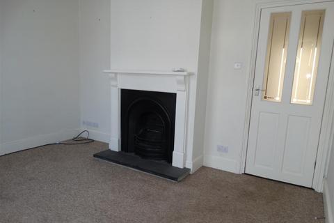 2 bedroom end of terrace house to rent, Station Road, Burgess Hill