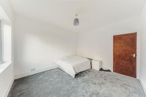 1 bedroom in a house share to rent, Culverley Road London SE6