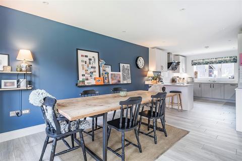 4 Chiltern Hills Close, Aldbury, Tring, HP23 5FW