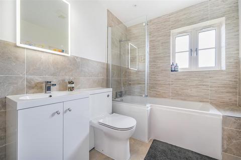 4 Chiltern Hills Close, Aldbury, Tring, HP23 5FW