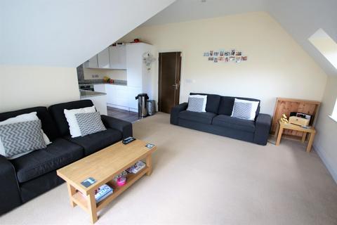 3 bedroom flat for sale, Birchwood Court, West Byfleet KT14