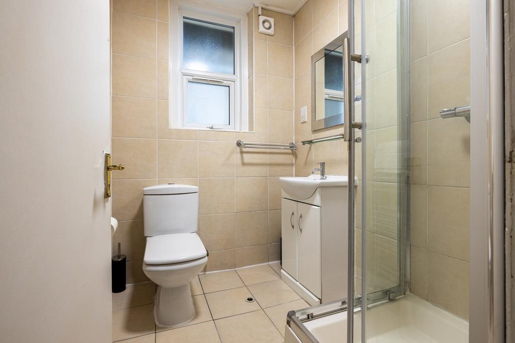 A tidy and well maintained bathroom featuring m...