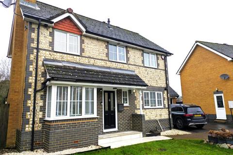 3 bedroom detached house to rent, Nuthatch Gardens, Reigate