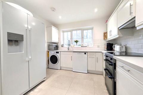 3 bedroom detached house to rent, Nuthatch Gardens, Reigate