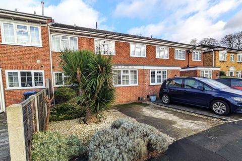 3 bedroom terraced house to rent, Bates Walk, Addlestone KT15