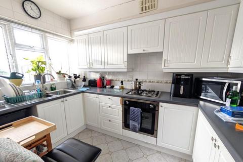 3 bedroom terraced house to rent, Bates Walk, Addlestone KT15