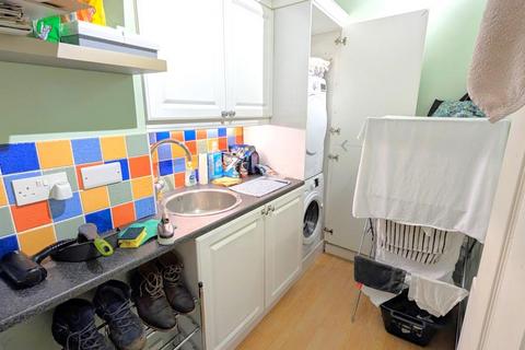 3 bedroom terraced house to rent, Bates Walk, Addlestone KT15