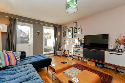 28 Garnham Close, London, N16 7LF