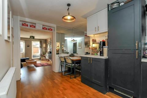 28 Garnham Close, London, N16 7LF