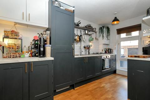28 Garnham Close, London, N16 7LF