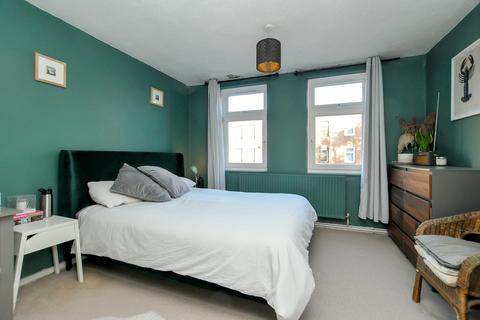 28 Garnham Close, London, N16 7LF