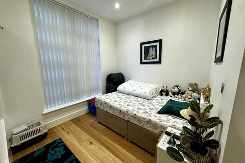 Studio to rent, Douglas Road, Hounslow TW3