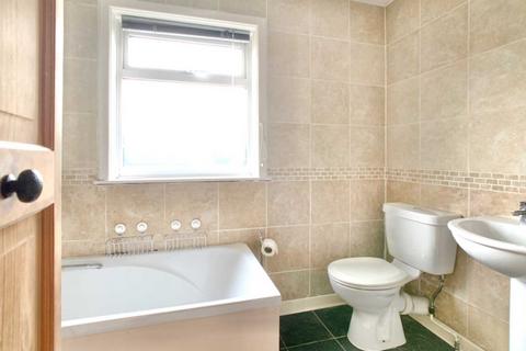 2 bedroom terraced house to rent, South View Birstall, Batley