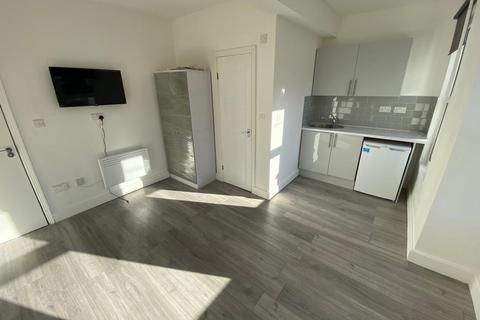 Studio to rent, Selwyn Road, Harlesden