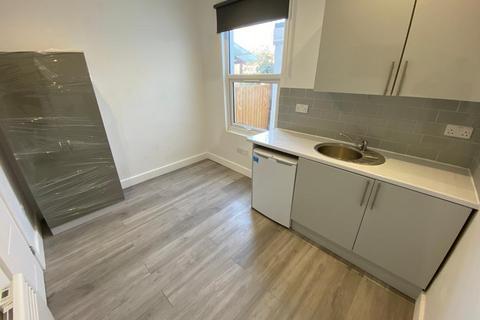 Studio to rent, Selwyn Road, Harlesden