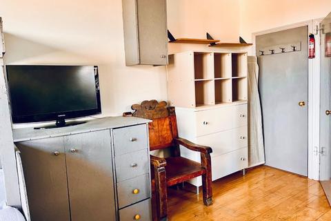 Studio to rent, Herne Hill, London, SE24