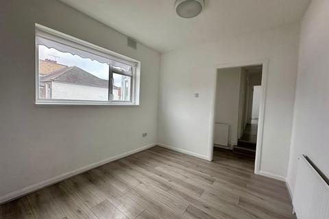 3 bedroom flat to rent, Seymour Avenue, London