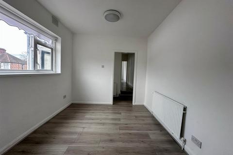 3 bedroom flat to rent, Seymour Avenue, London