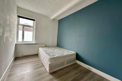 3 bedroom flat to rent, Seymour Avenue, London