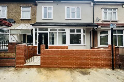 5 bedroom terraced house to rent, Clements Road, London E6