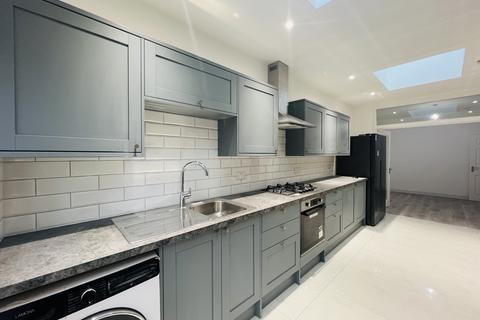 5 bedroom terraced house to rent, Clements Road, London E6