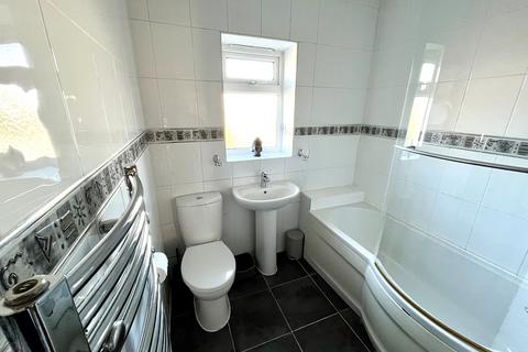 2 bedroom maisonette for sale, Garrison Lane, Chessington, Surrey. KT9 2LB