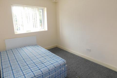 3 bedroom flat to rent, Langworthy Road, Salford M6