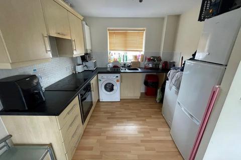 2 bedroom flat to rent, Park Avenue, Mitcham, CR4