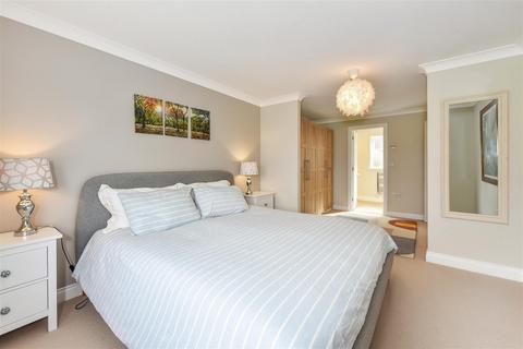 12 Canada Way, Liphook, GU30 7TD