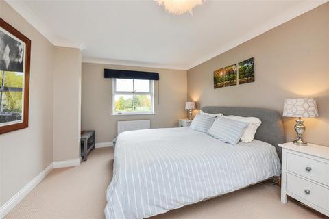 12 Canada Way, Liphook, GU30 7TD