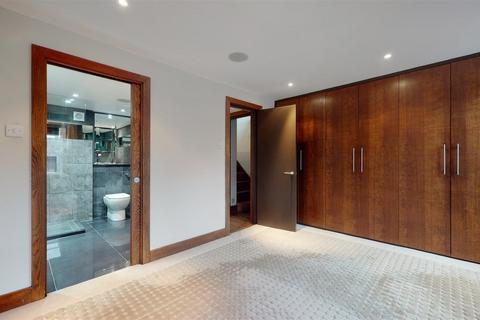 3 bedroom house to rent, St Catherines Mews, Chelsea, SW3