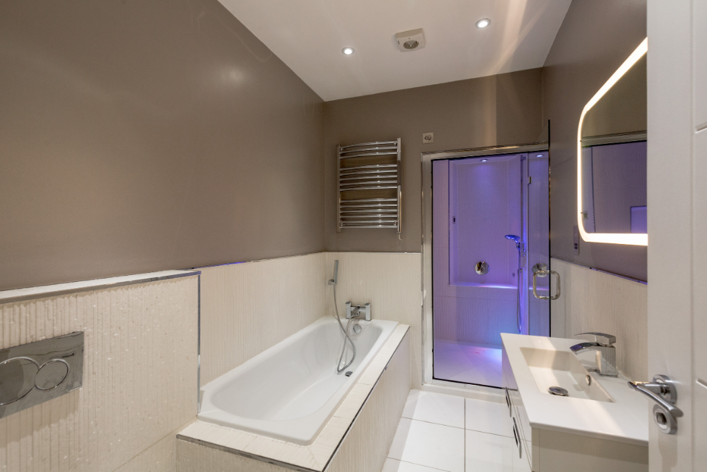 2 Bathrooms in Lower Flat
