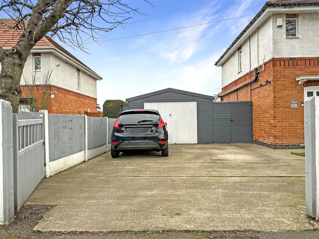 Garage &amp; Extensive Gated Driveway 948