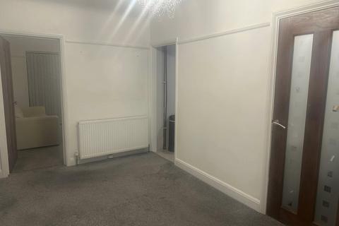 3 bedroom terraced house to rent, Cranleigh Gardens, Luton LU3