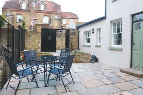 2 bedroom cottage to rent, Tomsons Passage Ramsgate CT11