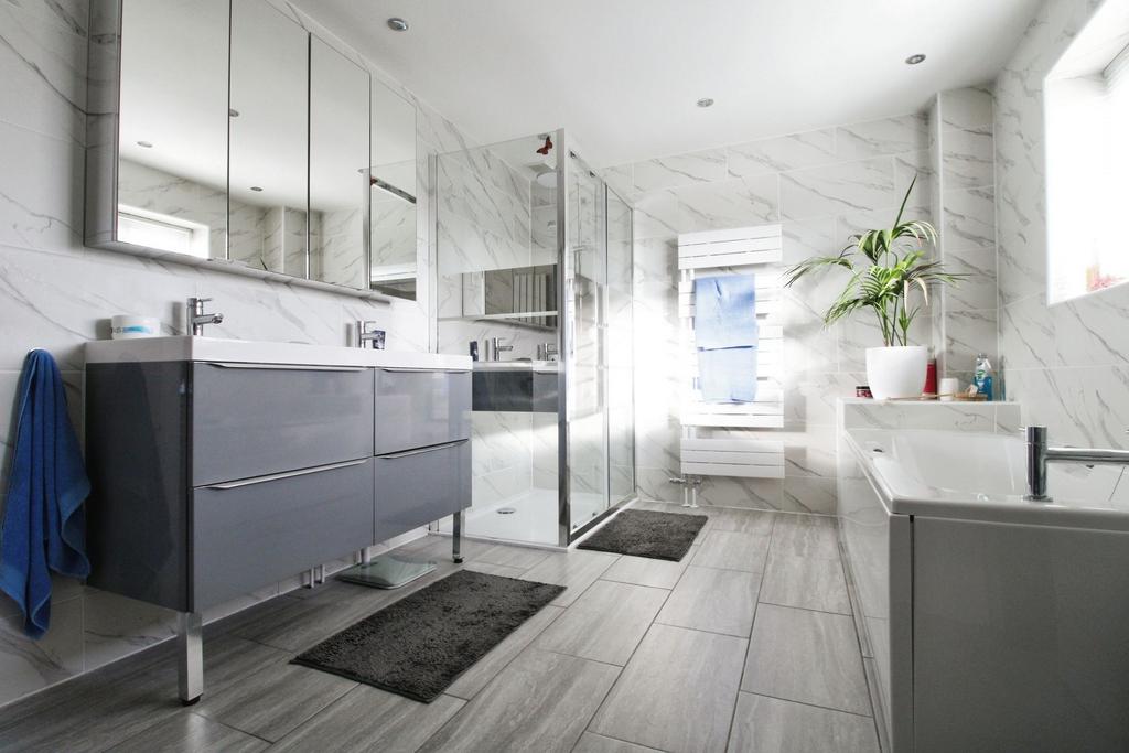 En-Suite Bathroom