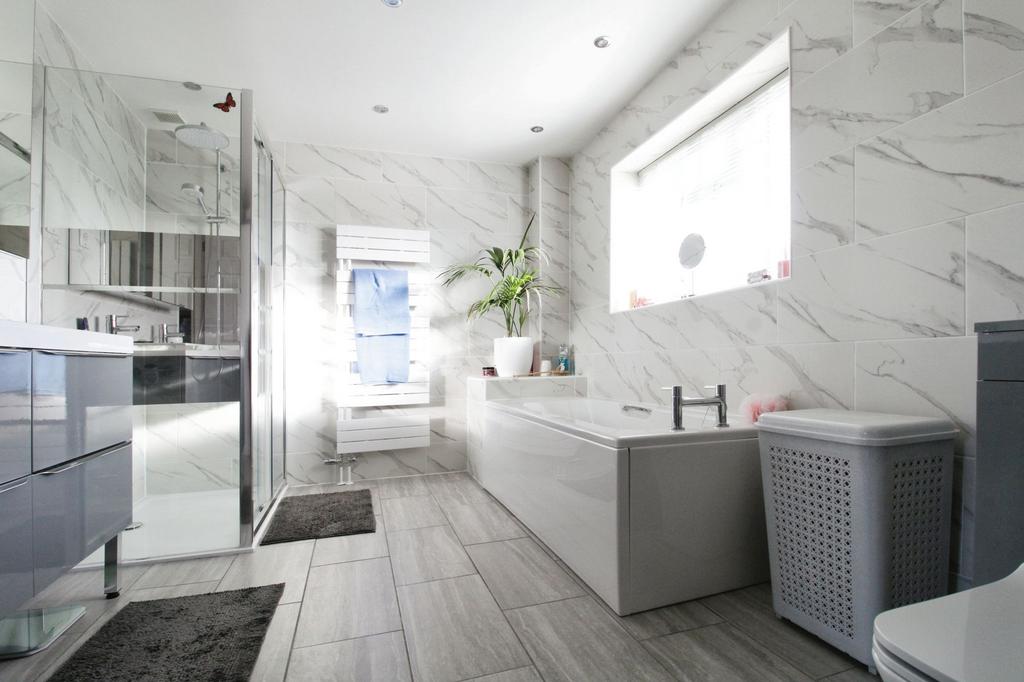 En-Suite Bathroom